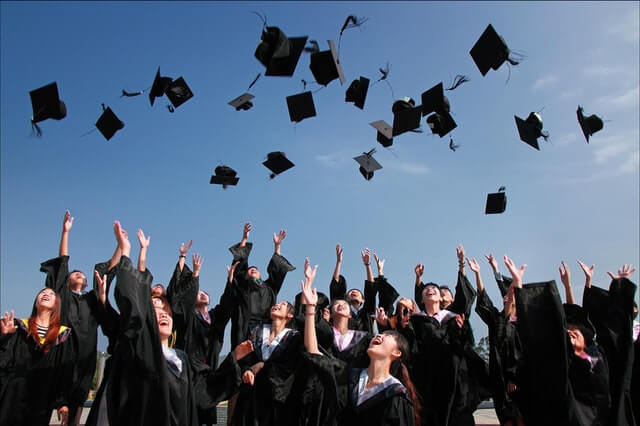 Les élèves fêtent leur réussite au baccalauréat