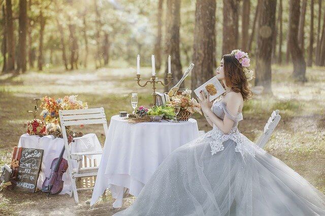 La mariée lit un journal de mariage