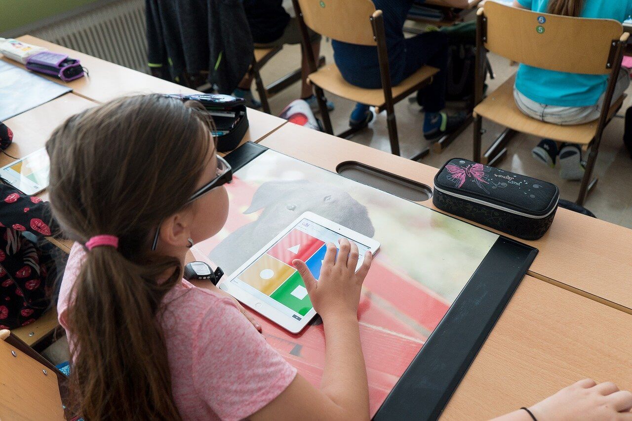 Une élève de primaire assise dans la salle de classe