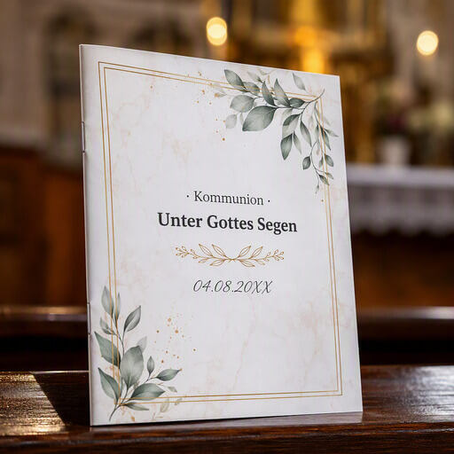 Gedrucktes Kirchenheft zur Kommunion auf Kirchenbank