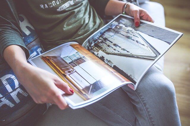 Une femme lit un magazine