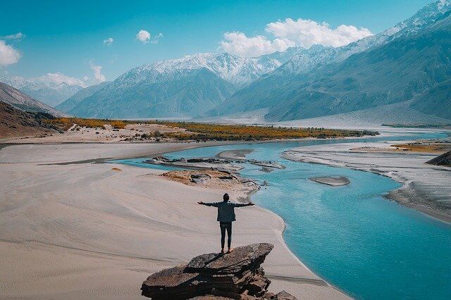 Voyager dans un beau paysage de montagnes et de rivières