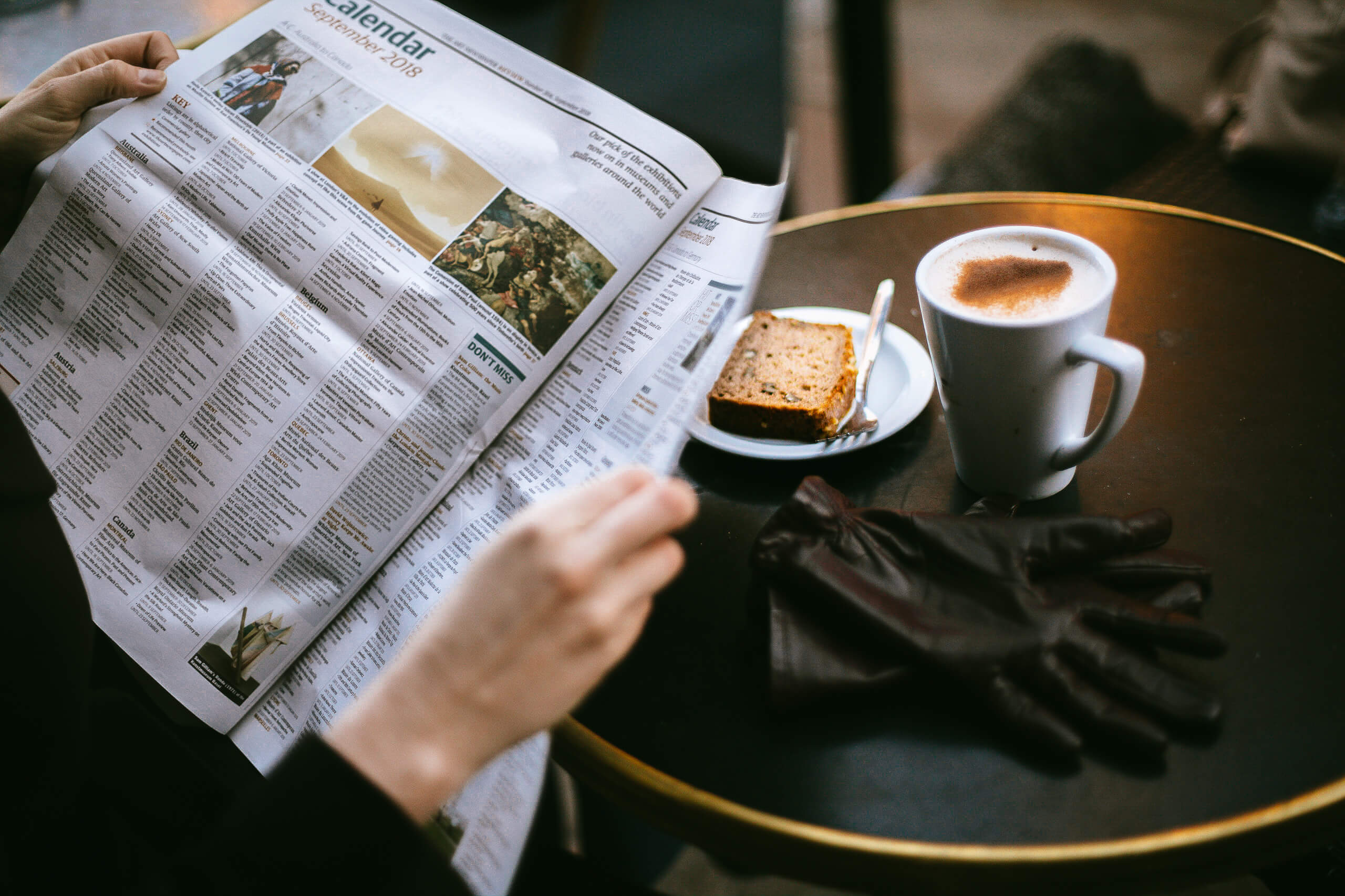 Lire le journal au café