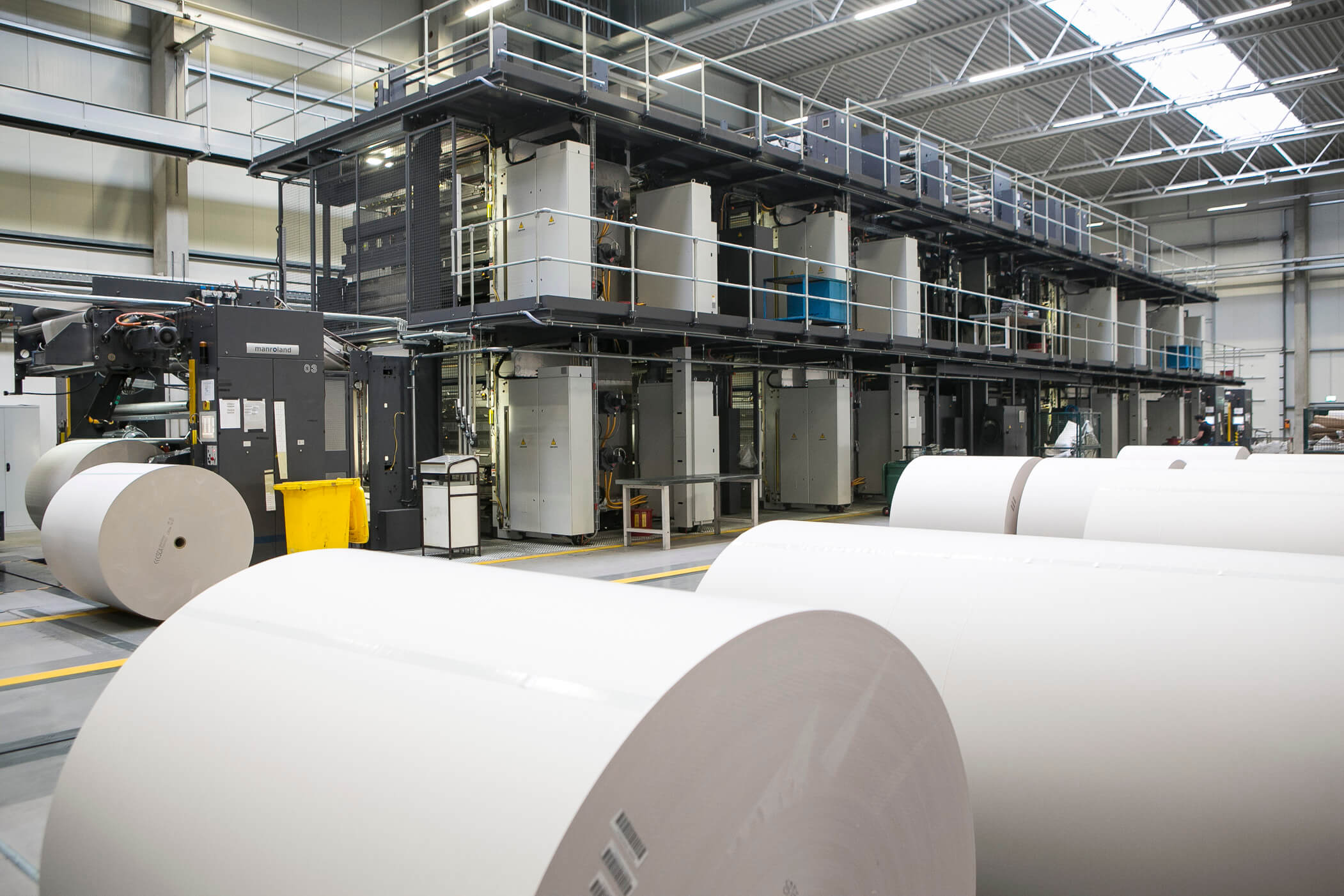 Newsprint on large rolls in the printing house